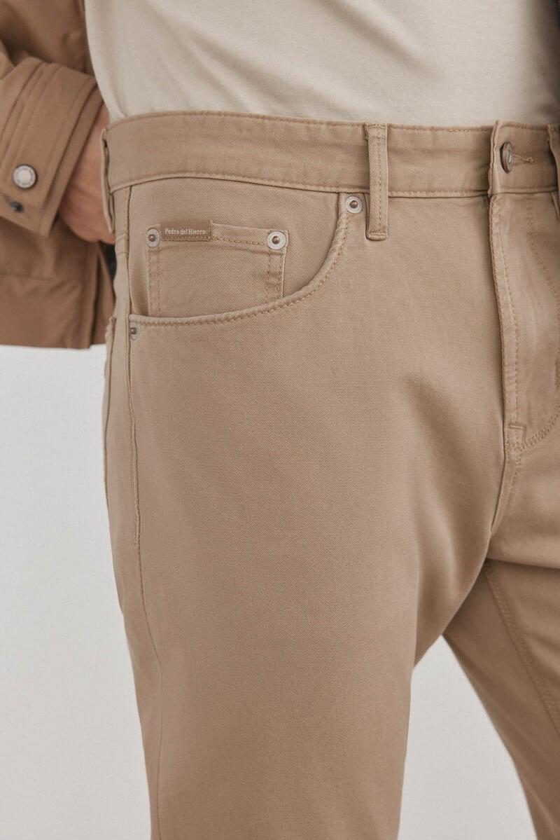 Cortefiel Pantalón 5 bolsillos color premium flex slim fit En oferta