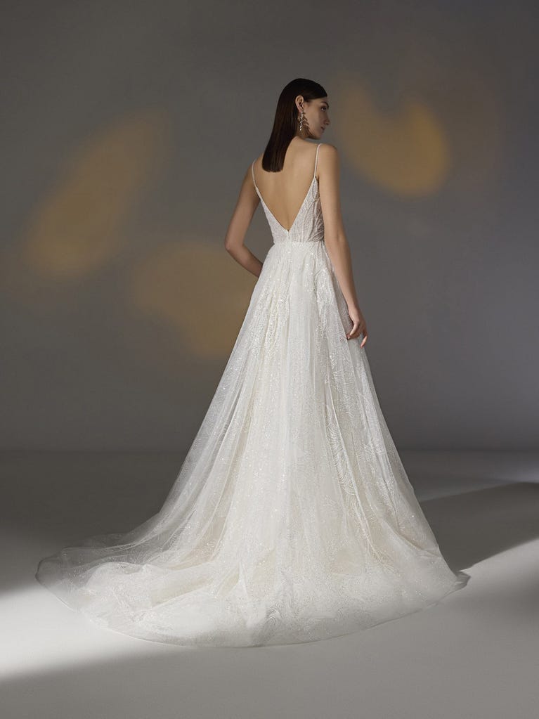 pronovias ASTRIA | Vestido de novia corte en a con escote de pico Precios de Black Friday