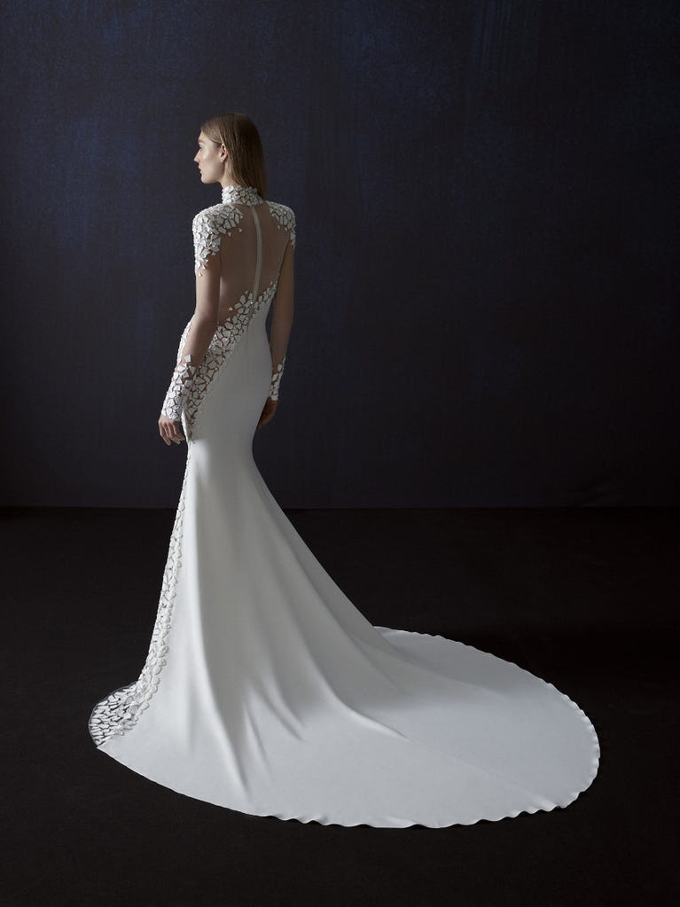 pronovias TAPIES | Vestido de novia sirena con escote cisne | Atelier Pronovias Tienda