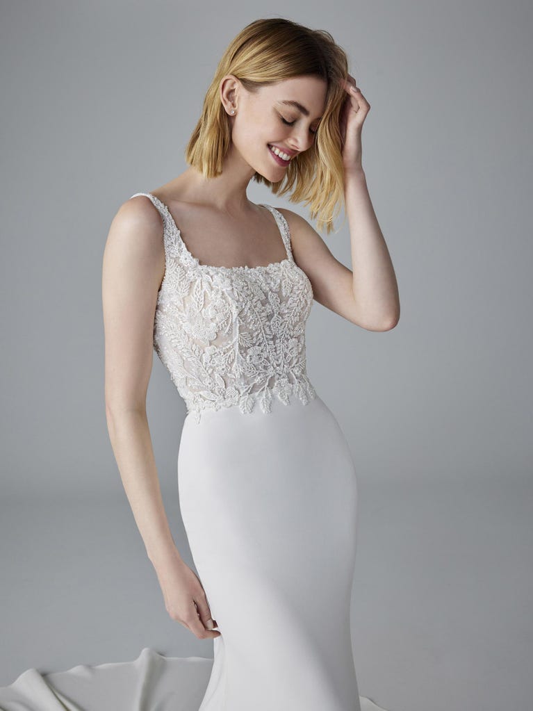 pronovias ONA | Vestido de novia sirena con escote cuadrado | Pronovias