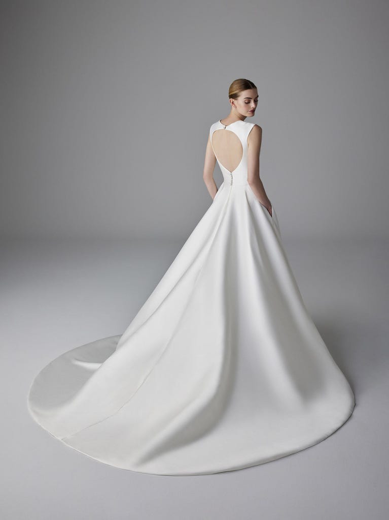 pronovias ETINCELLE | Vestido de novia princesa con escote de pico | Pronovias En línea