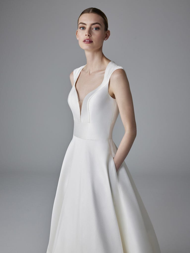 pronovias ETINCELLE | Vestido de novia princesa con escote de pico | Pronovias En línea