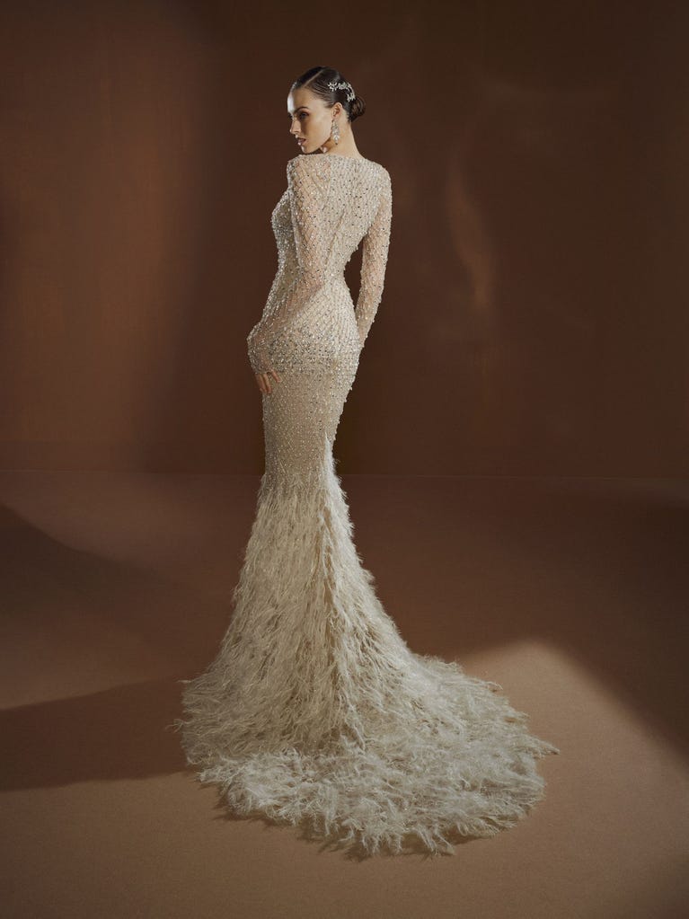 pronovias QUEENBE | Vestido de novia sirena con escote de pico | Pronovias Ventas relámpago