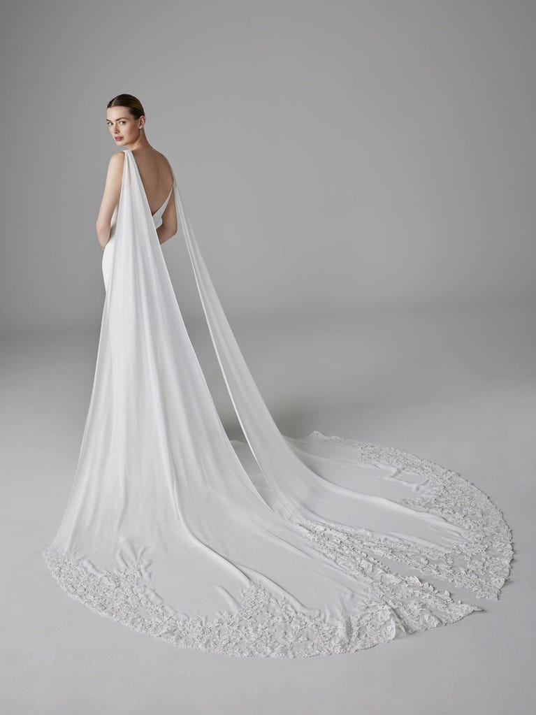 pronovias ALDONA | Vestido de novia sirena con escote de pico | Pronovias Tienda