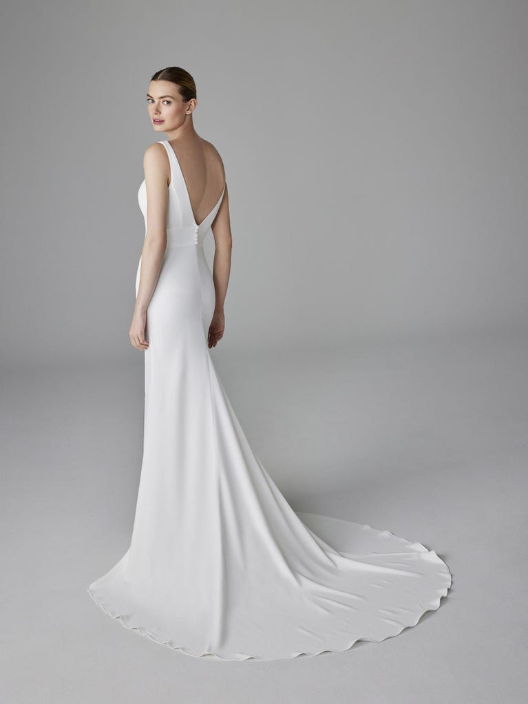 pronovias ALDONA | Vestido de novia sirena con escote de pico | Pronovias Tienda