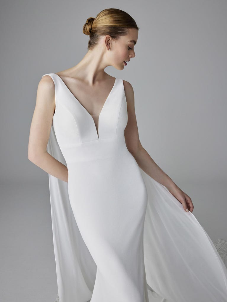 pronovias ALDONA | Vestido de novia sirena con escote de pico | Pronovias Tienda