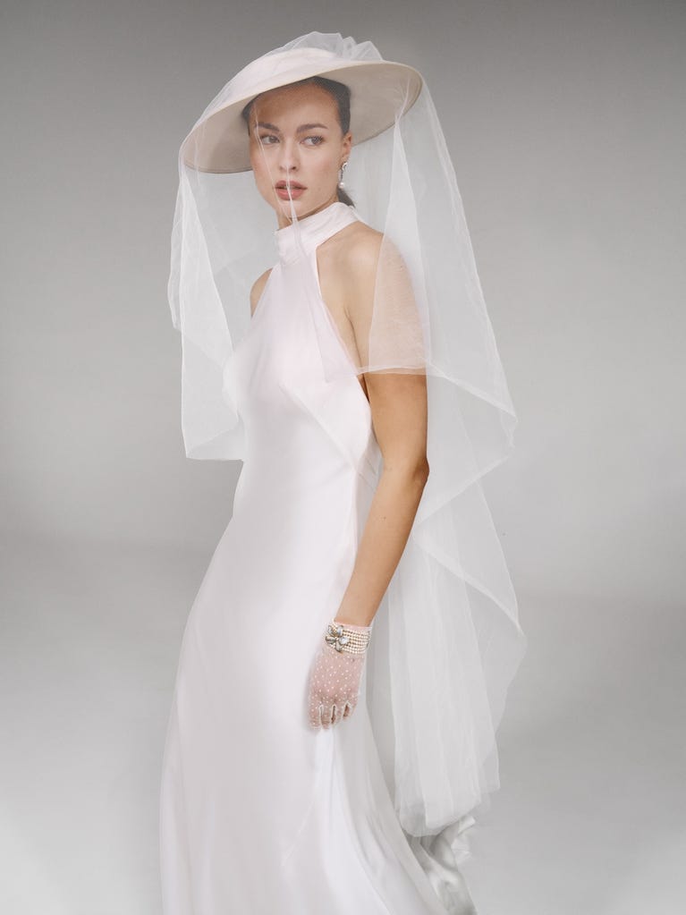 pronovias LAMIUM | Vestido de novia sirena con cuello halter | Pronovias Rebajas online