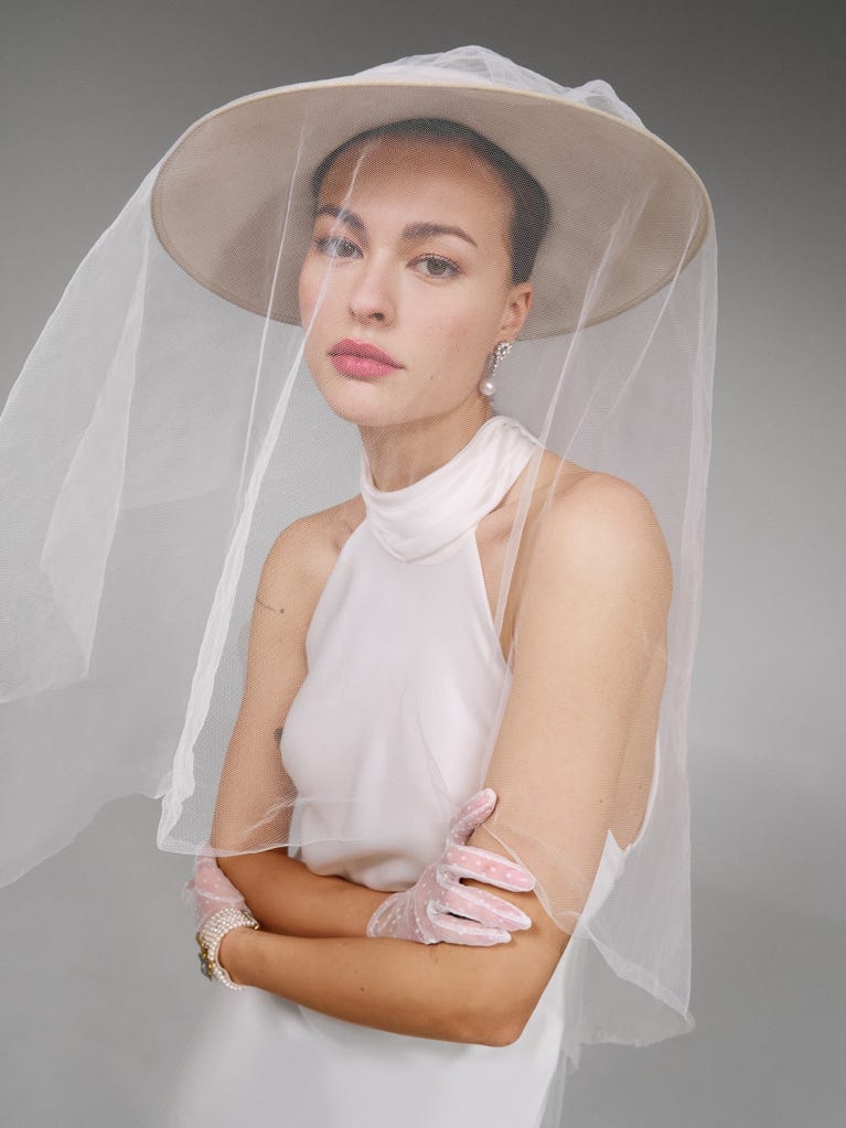 pronovias LAMIUM | Vestido de novia sirena con cuello halter | Pronovias Rebajas online
