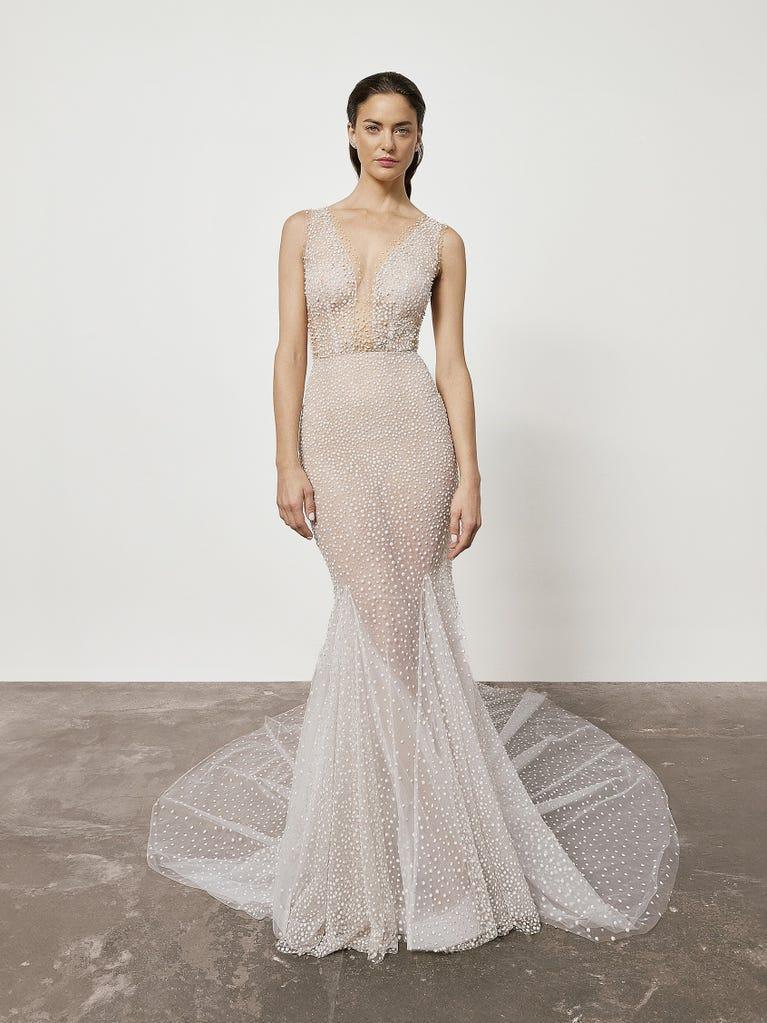 pronovias Vestido de novia sirena escote de pico y pedreria | Pronovias
