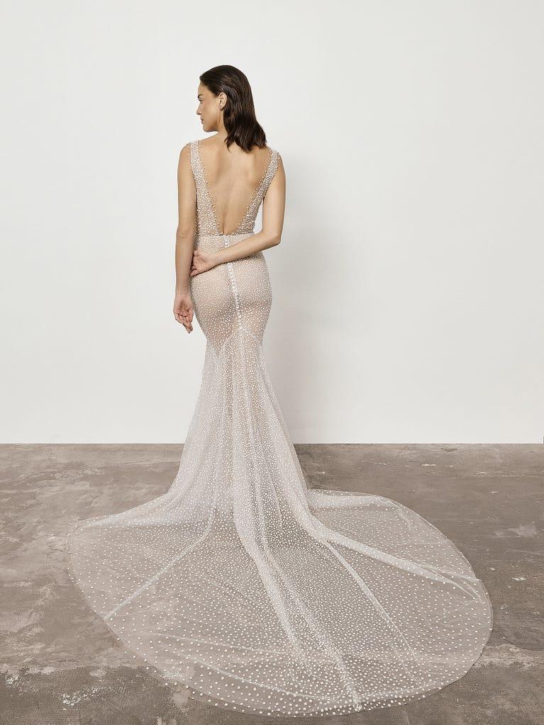 pronovias Vestido de novia sirena escote de pico y pedreria | Pronovias COMPRAR AHORA