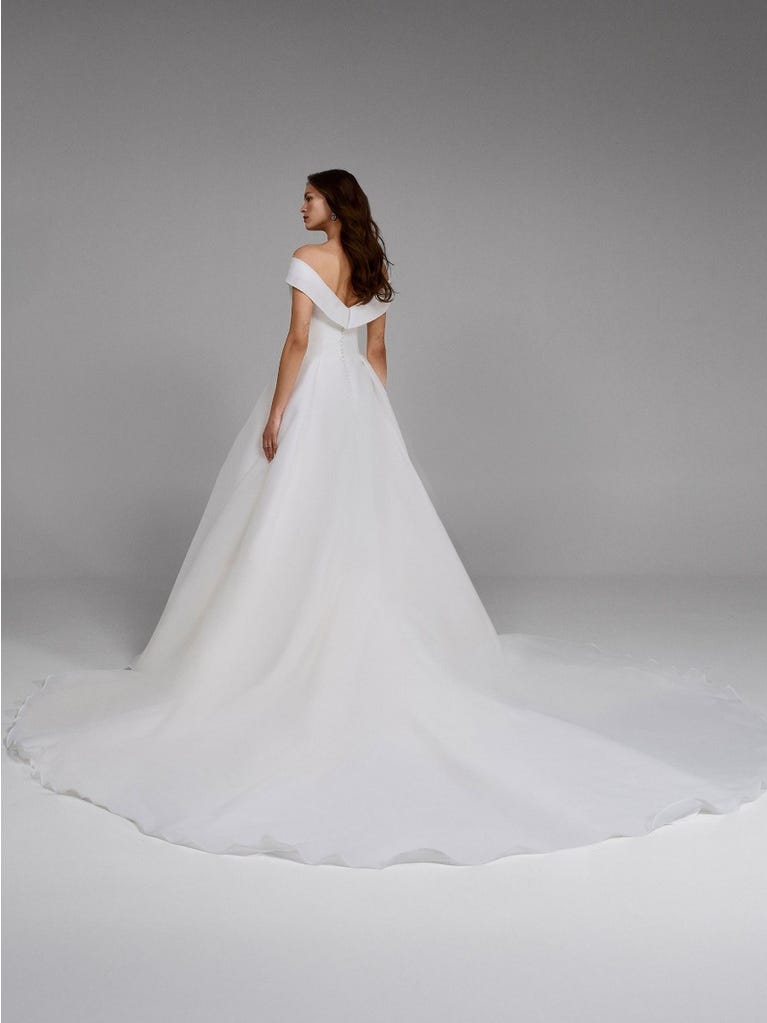 pronovias FARRAH | Vestido de novia ballgown con escote envolvente | Pronovias Oferta especial de fábrica