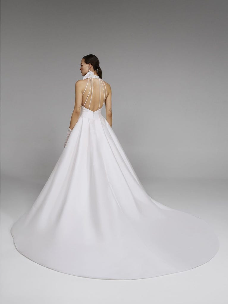 pronovias JULY | Vestido de novia corte en a con cuello halter | Pronovias Solo queda un día