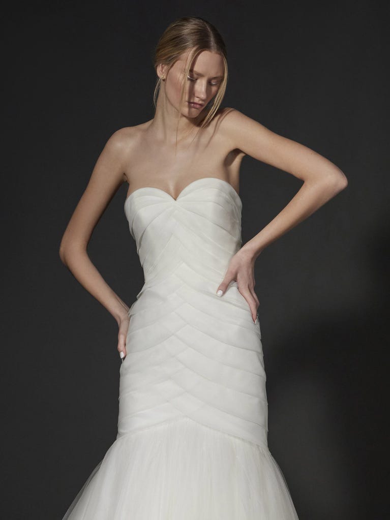 pronovias LOISE | Vestido de novia sirena | Vera Wang Bride Tienda de fábrica