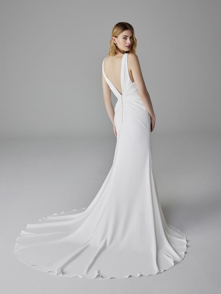 pronovias BELFORTUNE | Vestido de novia sirena con escote de pico | Pronovias En oferta