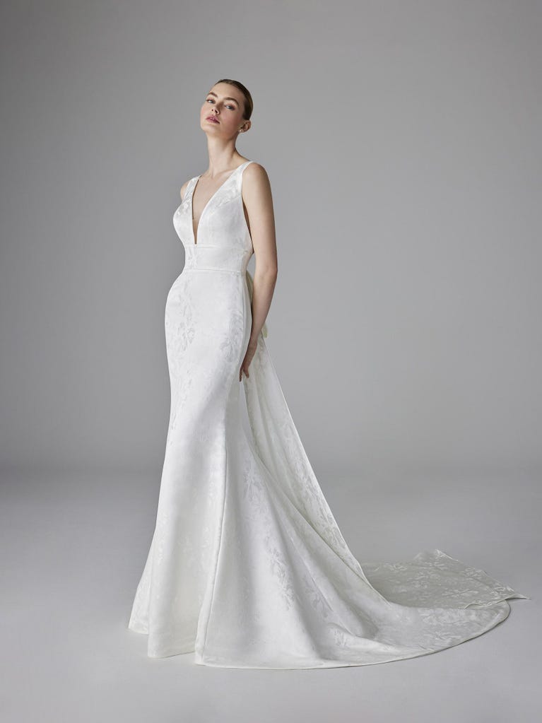 pronovias CHARLINE | Vestido de novia sirena con escote de pico | Pronovias Descuentos del mes