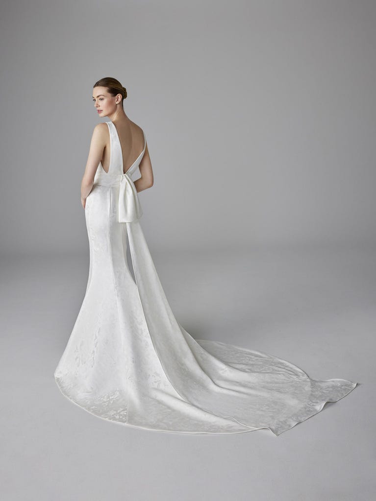 pronovias CHARLINE | Vestido de novia sirena con escote de pico | Pronovias Descuentos del mes