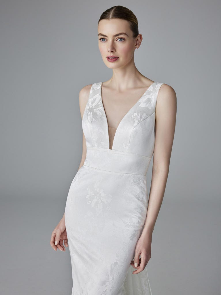 pronovias CHARLINE | Vestido de novia sirena con escote de pico | Pronovias Descuentos del mes