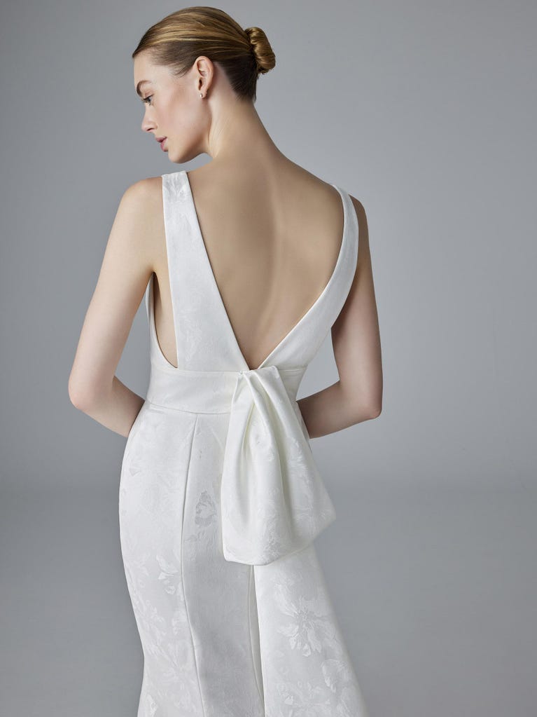 pronovias CHARLINE | Vestido de novia sirena con escote de pico | Pronovias Descuentos del mes