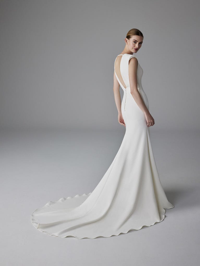 pronovias DELICATESSE | Vestido de novia sirena con escote de pico | Pronovias Ofertas especiales