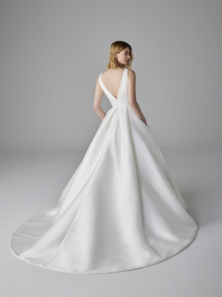 pronovias LUMINEUSE | Vestido de novia princesa con escote de pico | Pronovias Devoluciones gratuitas