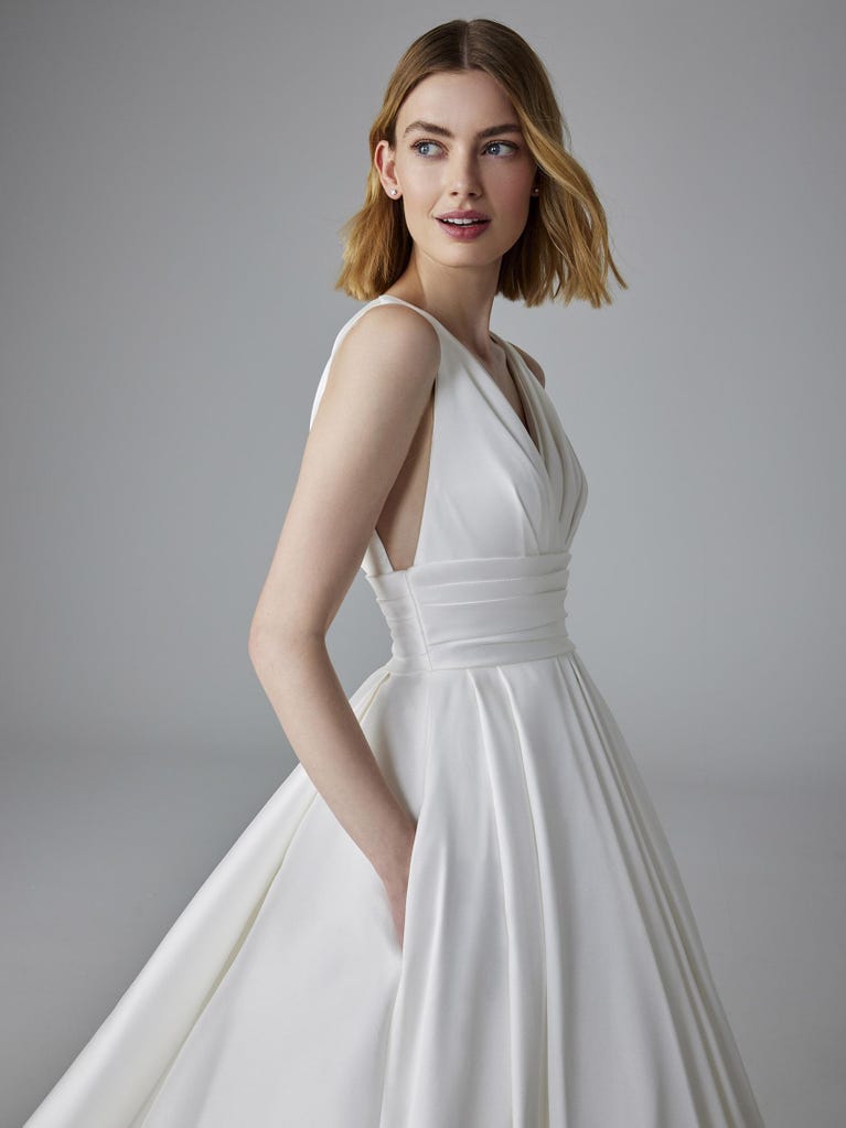 pronovias LUMINEUSE | Vestido de novia princesa con escote de pico | Pronovias Devoluciones gratuitas