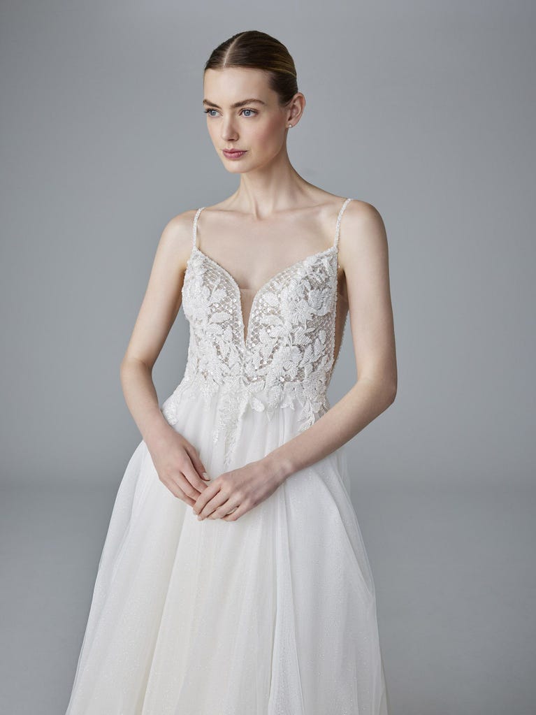 pronovias AILIDH | Vestido de novia corte en A con escote de pico | Pronovias Outlet