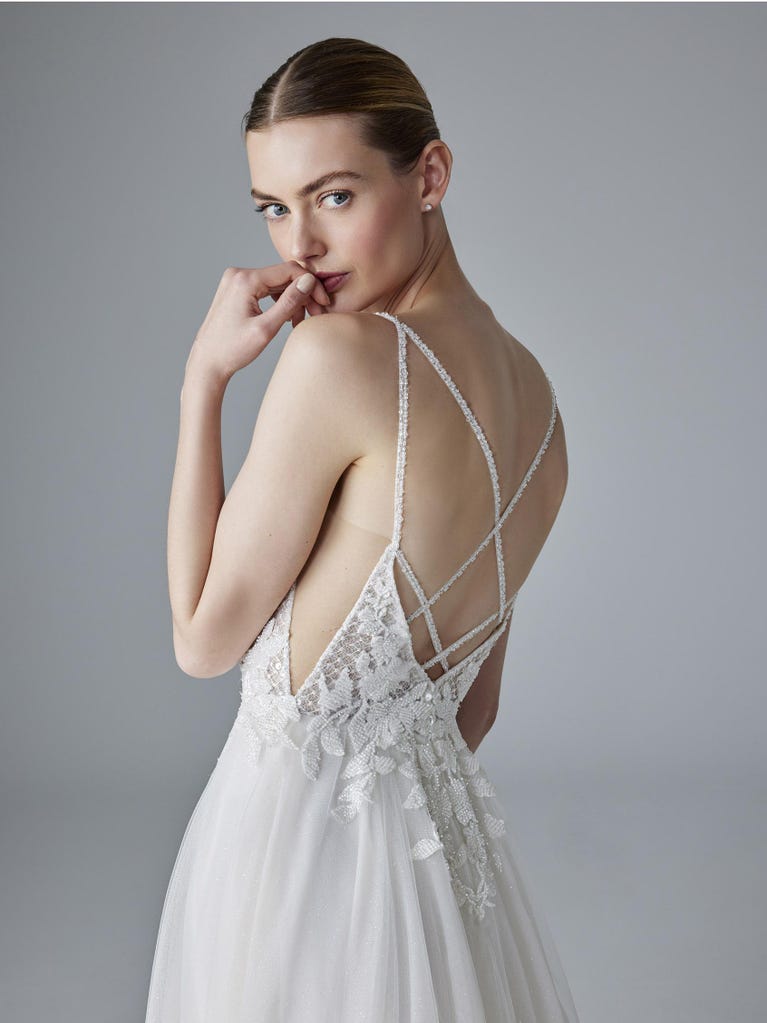 pronovias AILIDH | Vestido de novia corte en A con escote de pico | Pronovias Outlet