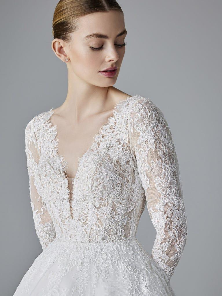 pronovias PARADIS | Vestido de novia princesa con escote de pico | Pronovias Liquidación