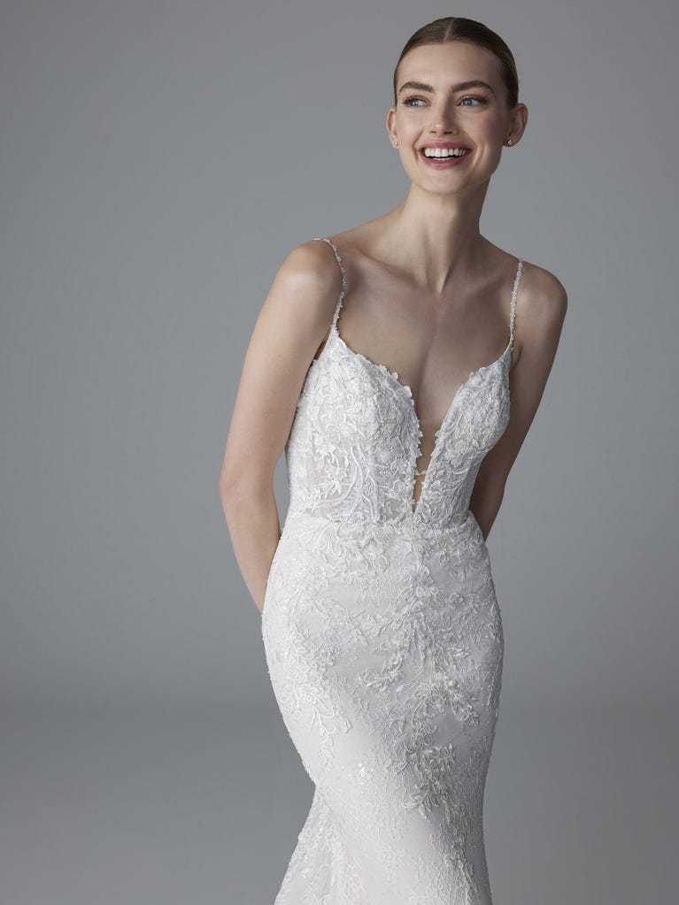 pronovias CLAUDIE | Vestido de novia sirena con escote de pico | Pronovias Rebajas online