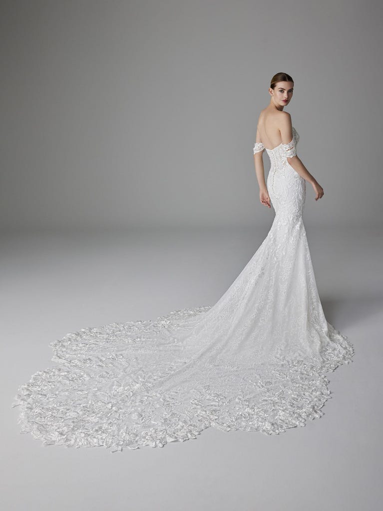 pronovias JUDI | Vestido de novia sirena con escote corazón | Pronovias COMPRAR AHORA