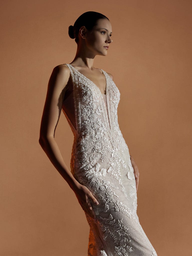 pronovias ASMIN | Vestido de novia sirena con escote de pico | Pronovias Promoción trimestral