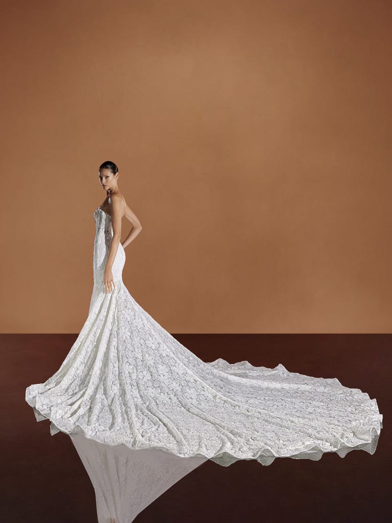 pronovias LAVANYA | Vestido de novia sirena con escote de pico | Pronovias Solo queda un día
