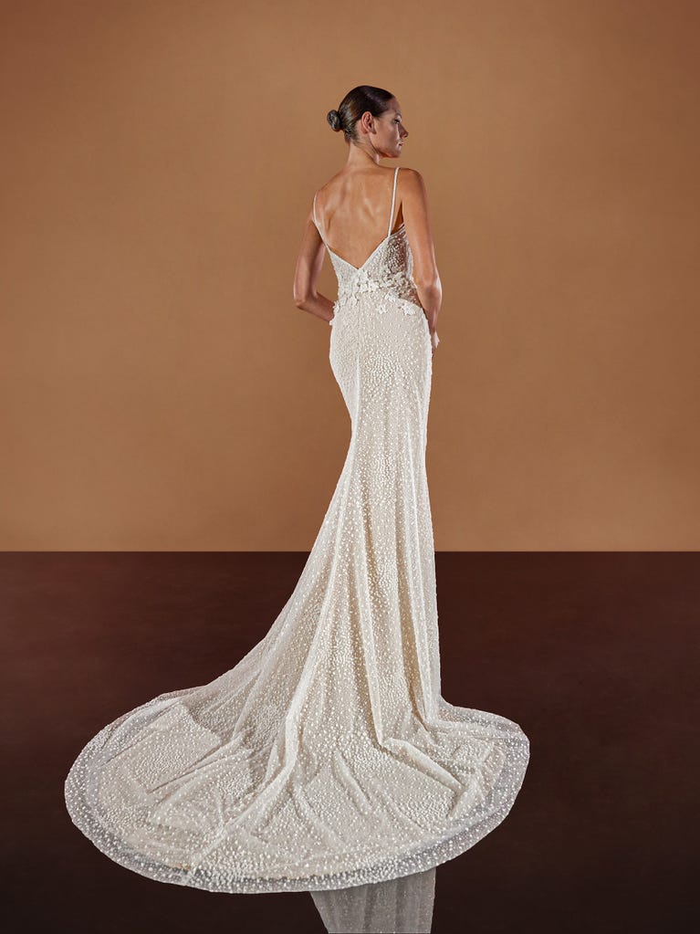 pronovias NIDHI | Vestido de novia sirena con escote de pico | Pronovias Envío internacional gratuito