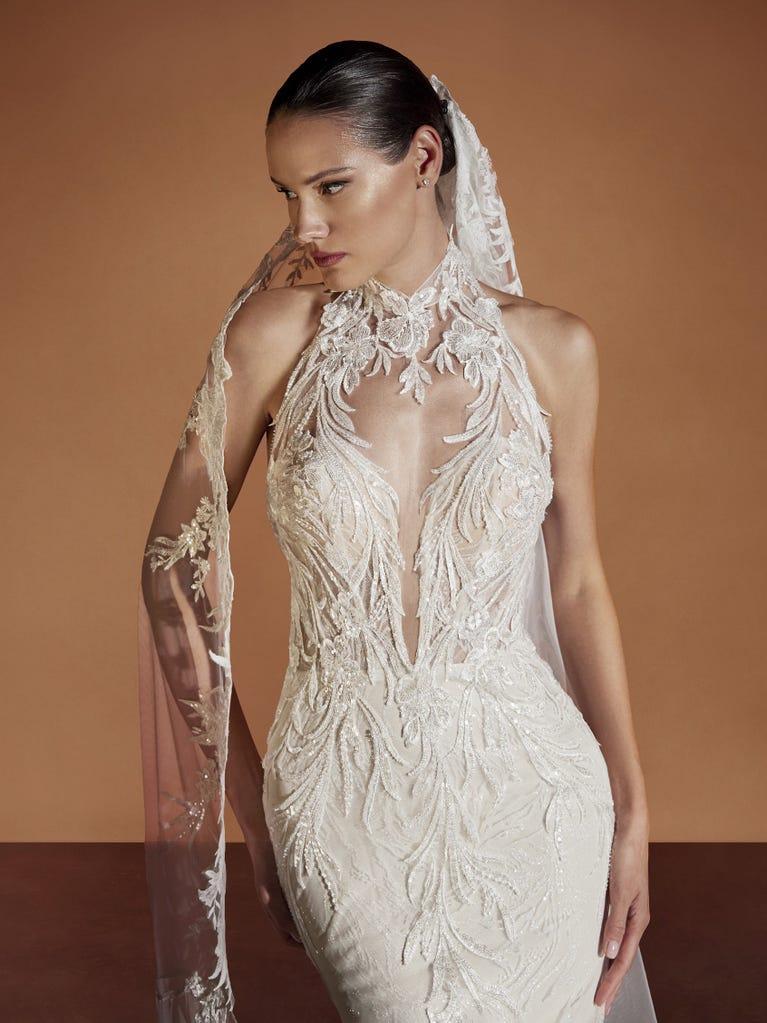 pronovias NISHA | Vestido de novia sirena con cuello halter | Pronovias Tienda de fábrica
