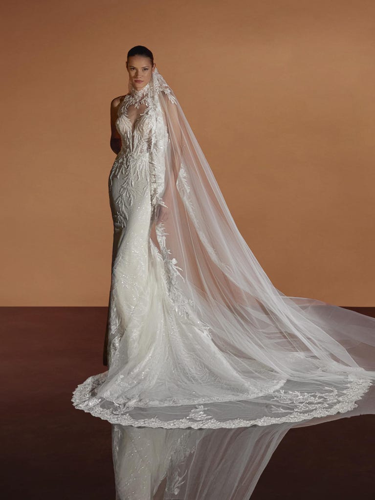pronovias NISHA | Vestido de novia sirena con cuello halter | Pronovias Tienda de fábrica