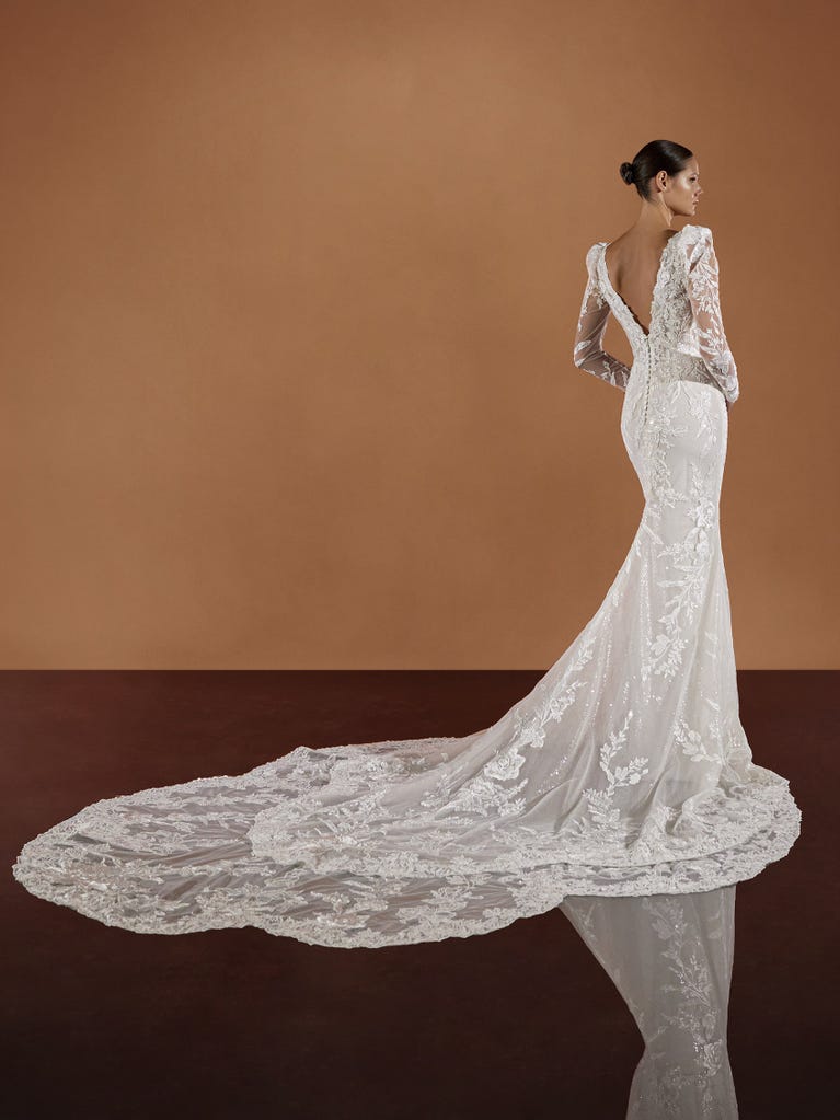 pronovias VIPA | Vestido de novia sirena con escote de pico | Pronovias Ahorra y exporta