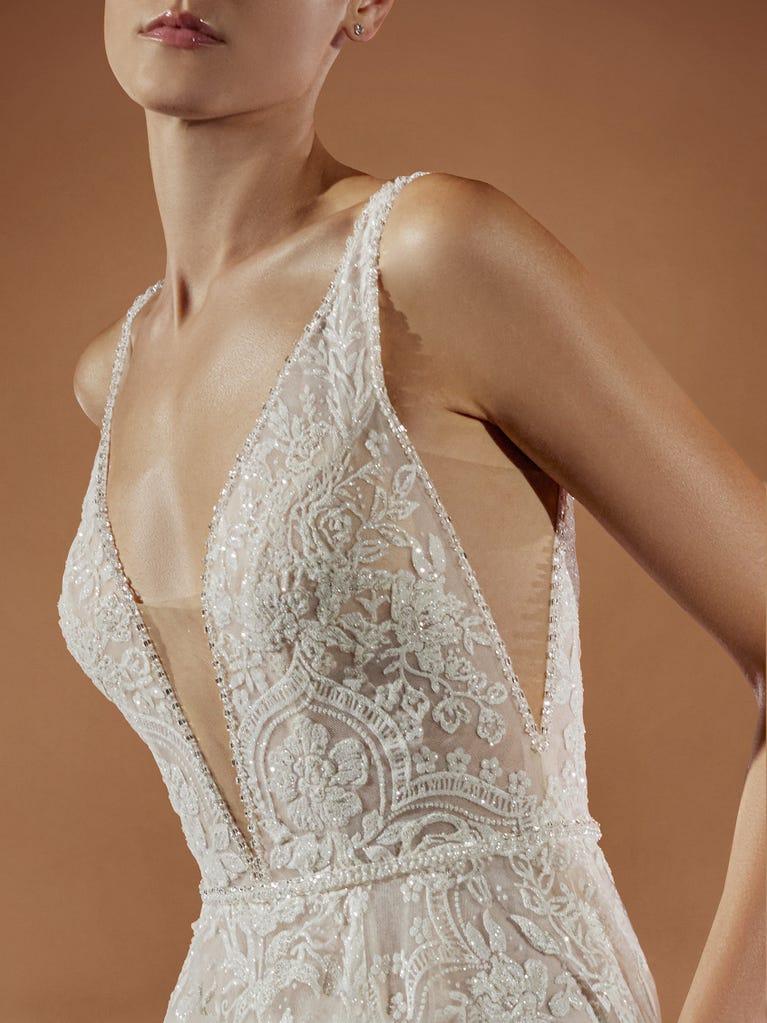 pronovias NETHRA | Vestido de novia corte en a con escote de pico | Pronovias Libre de impuestos