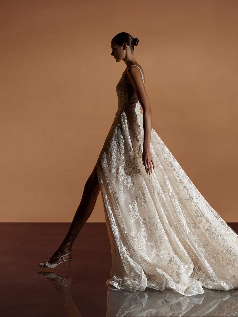 pronovias NETHRA | Vestido de novia corte en a con escote de pico | Pronovias Libre de impuestos