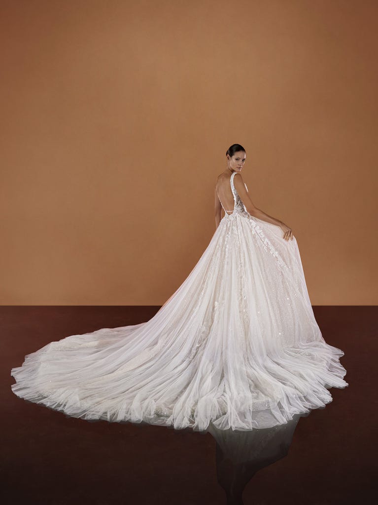 pronovias SAI | Vestido de novia princesa con escote de pico | Pronovias Última moda