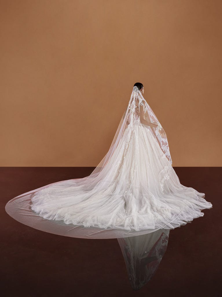 pronovias SAI | Vestido de novia princesa con escote de pico | Pronovias Última moda