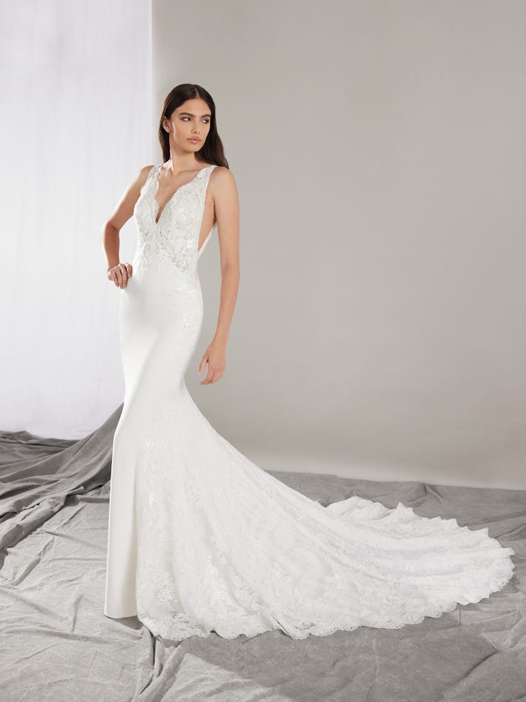 pronovias TRIE | Vestido de novia sirena con escote de pico | Pronovias Grandes ahorros