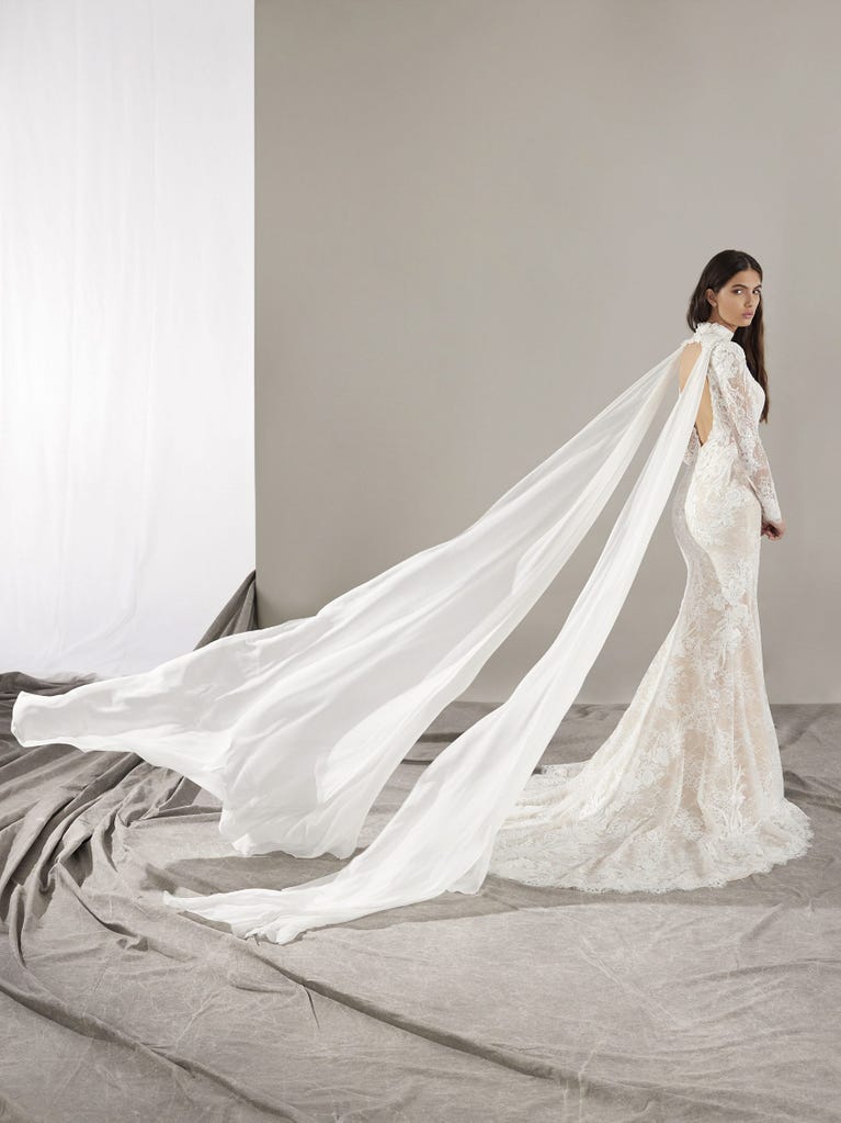 pronovias LEITH | Vestido de novia sirena con escote cisne | Pronovias Devoluciones gratuitas