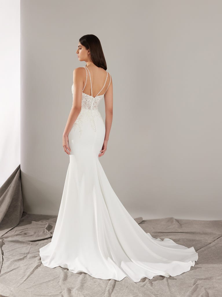 pronovias LEIA | Vestido de novia sirena con escote de pico | Pronovias 2025