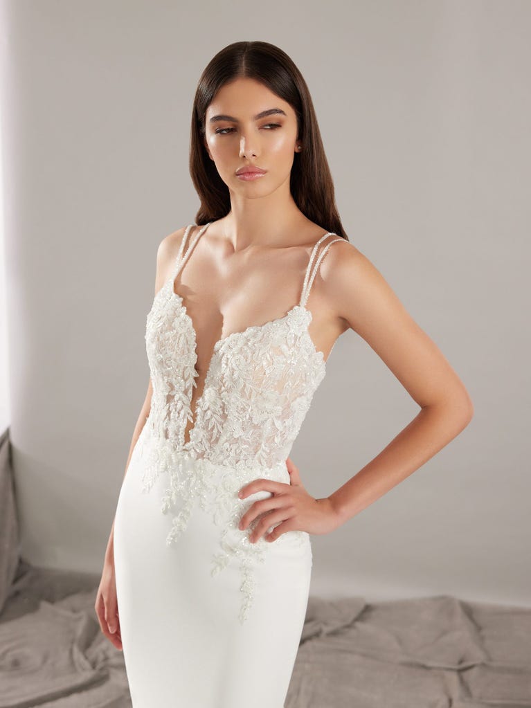pronovias LEIA | Vestido de novia sirena con escote de pico | Pronovias 2025