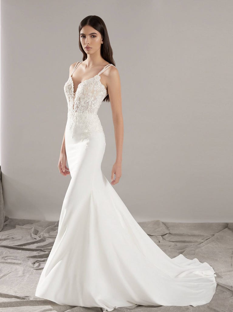 pronovias LEIA | Vestido de novia sirena con escote de pico | Pronovias 2025