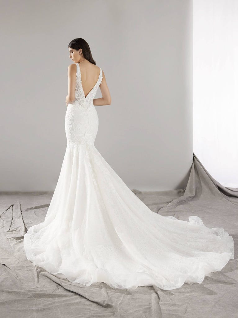 pronovias JESY | Vestido de novia sirena con escote de pico | Pronovias En línea