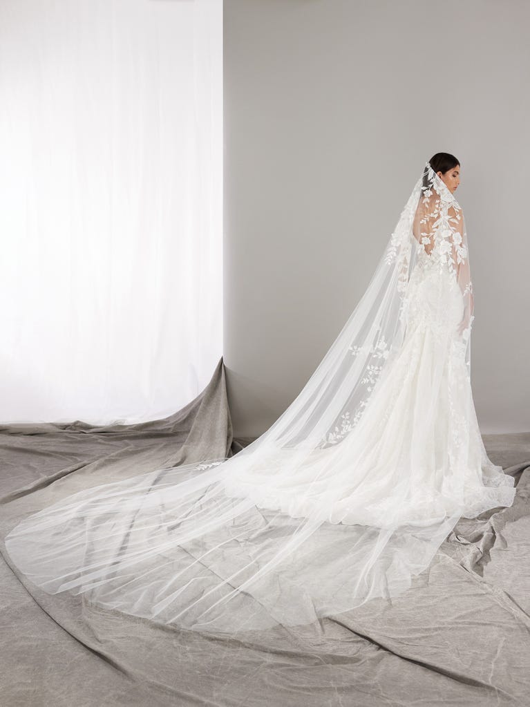 pronovias JESY | Vestido de novia sirena con escote de pico | Pronovias En línea