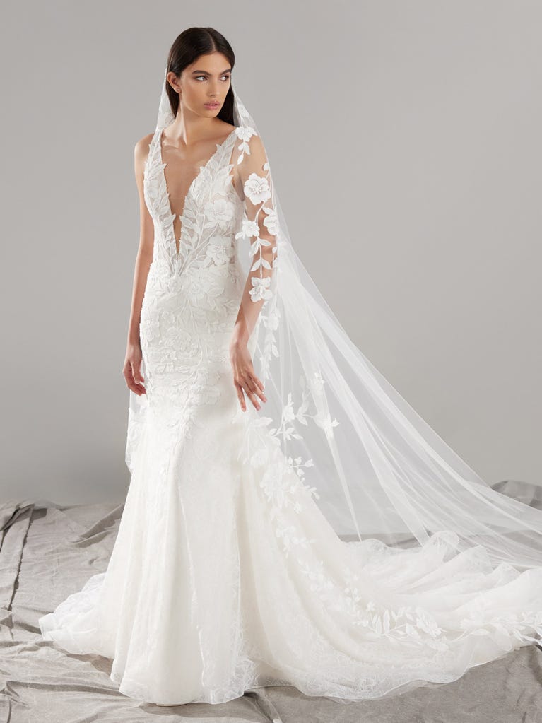 pronovias JESY | Vestido de novia sirena con escote de pico | Pronovias En línea