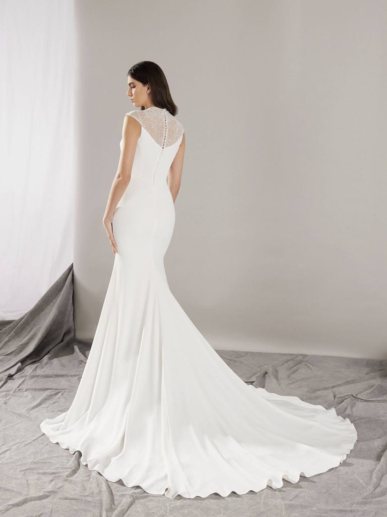 pronovias HONORE | Vestido de novia sirena con escote cisne | Pronovias Outlet