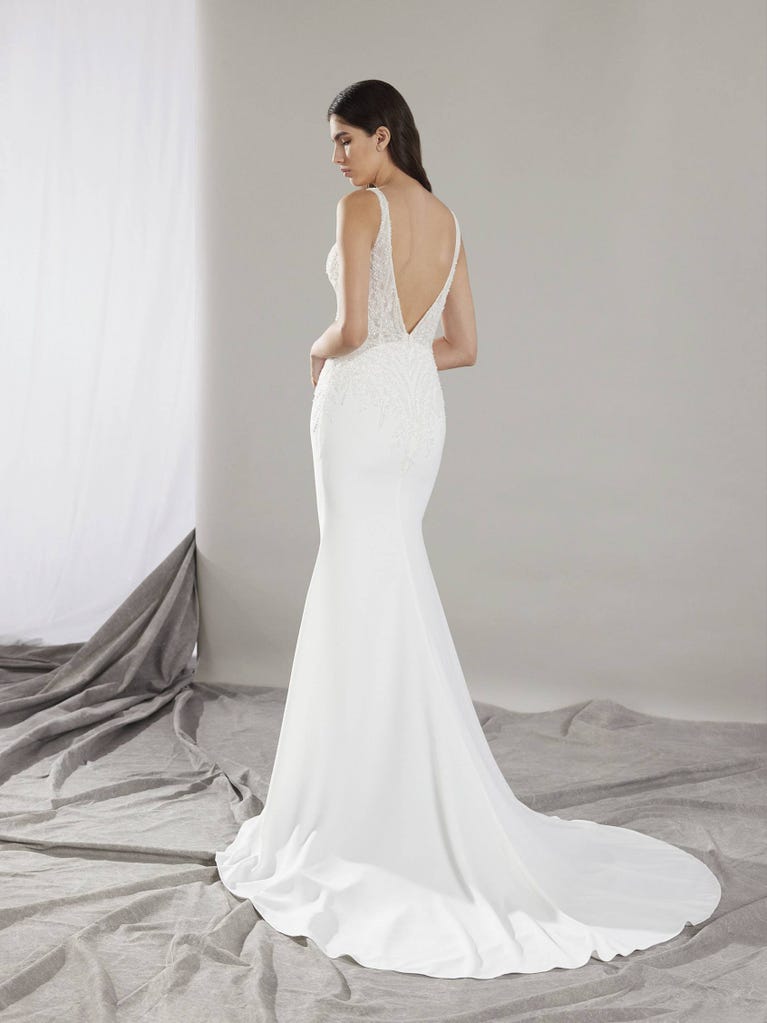 pronovias CLIN | Vestido de novia sirena con escote de pico | Pronovias Rebajas